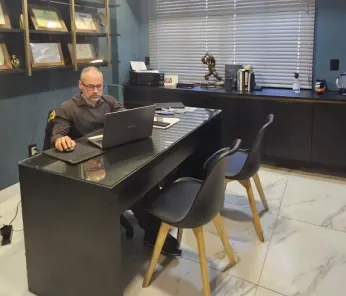 Dr. Ricardo Garcia no consultório